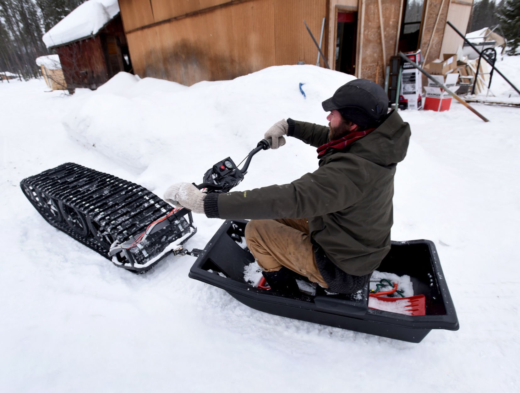 Мотосноуборд. Электрическая мотособака mtt136. Мотособака электрическая Tracksled. Электро гусеничный буксировщик. Снегомобиль Snow Crawler.