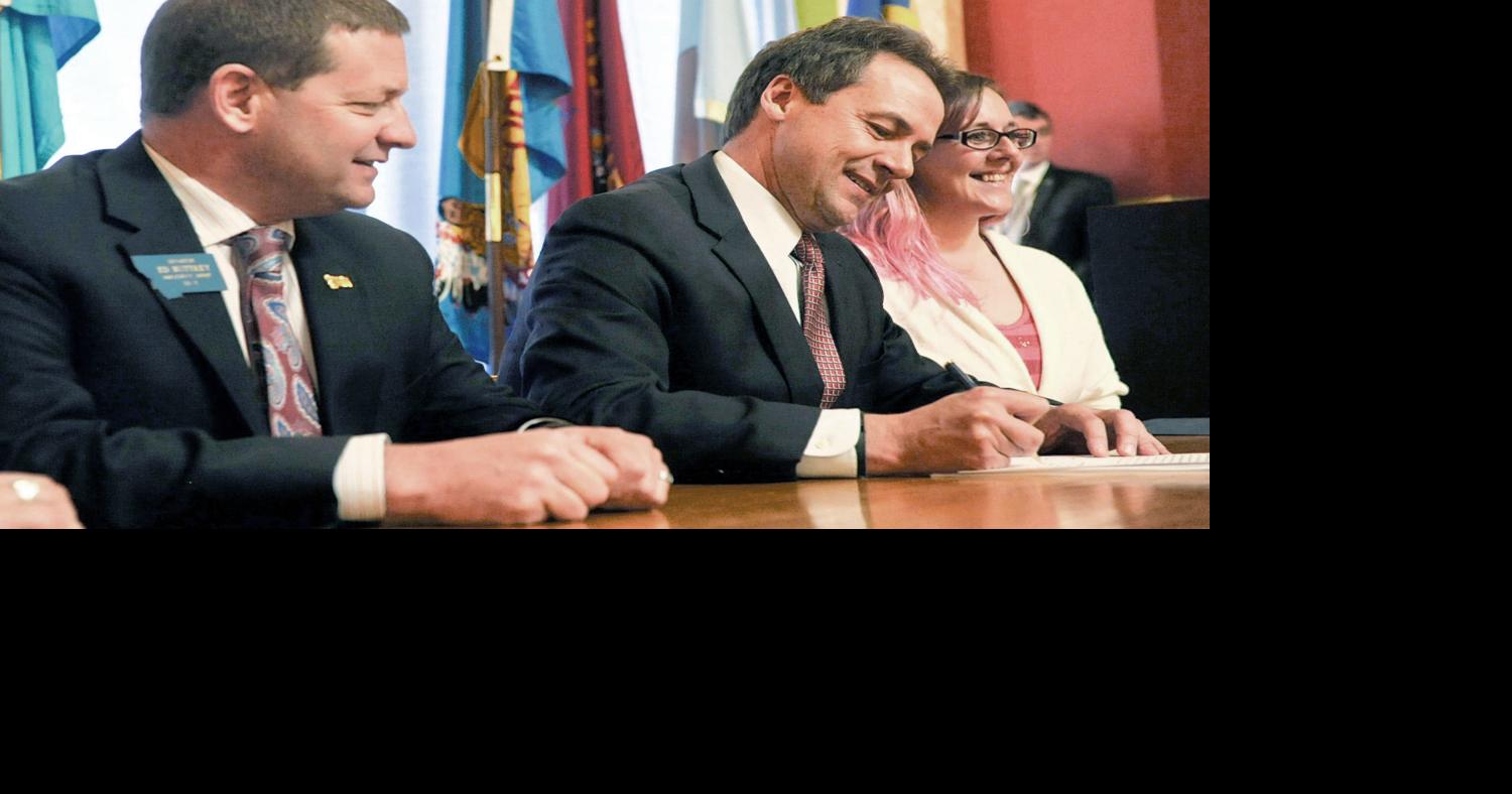 Governor touts Medicaid expansion benefits with health care officials