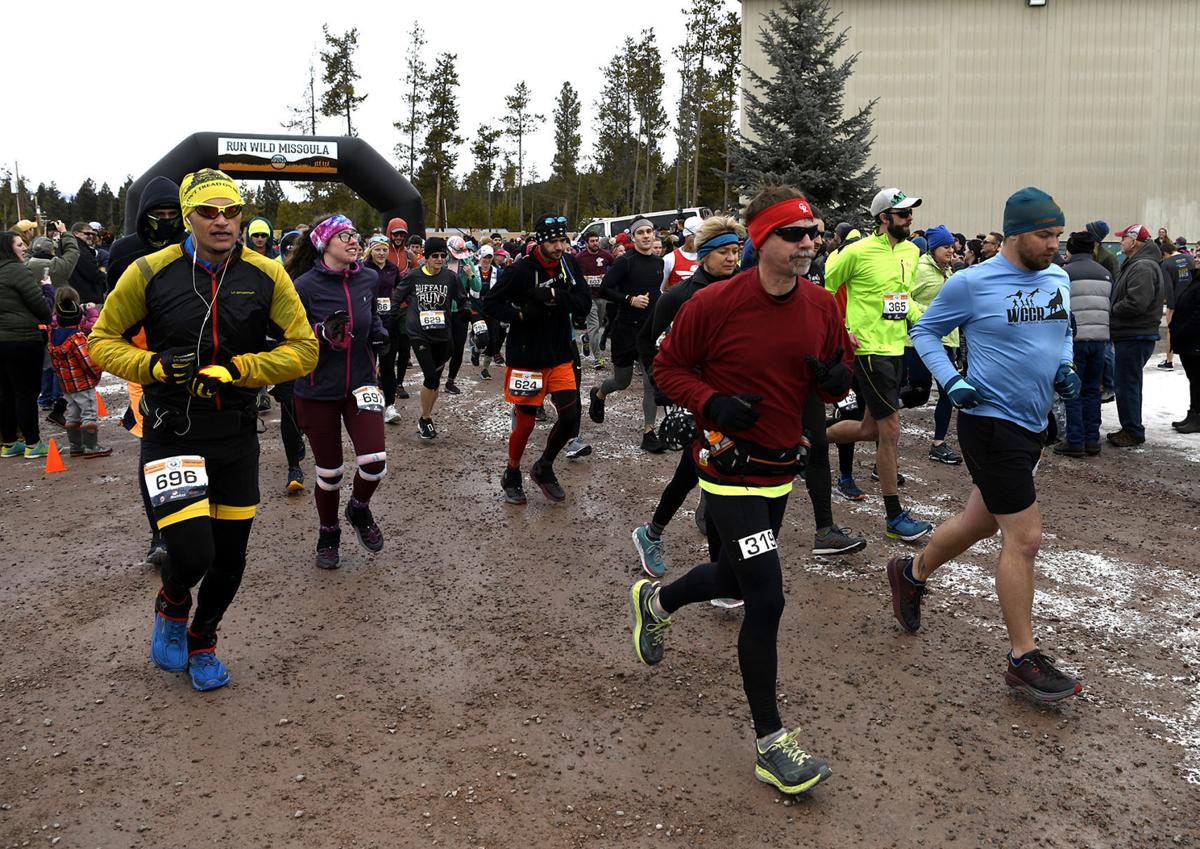 Runners leave the start (copy)
