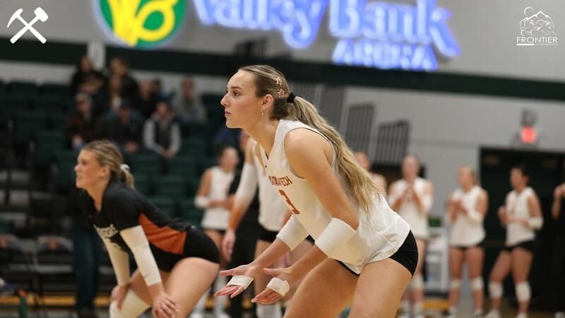 Volleyball outlasts Dakota State in 4