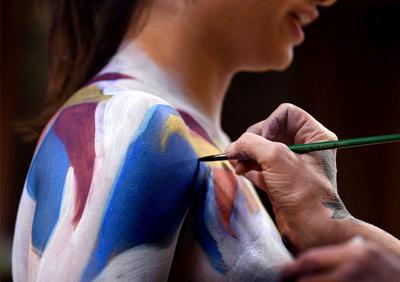 Live painting: The body as canvas for color and movement