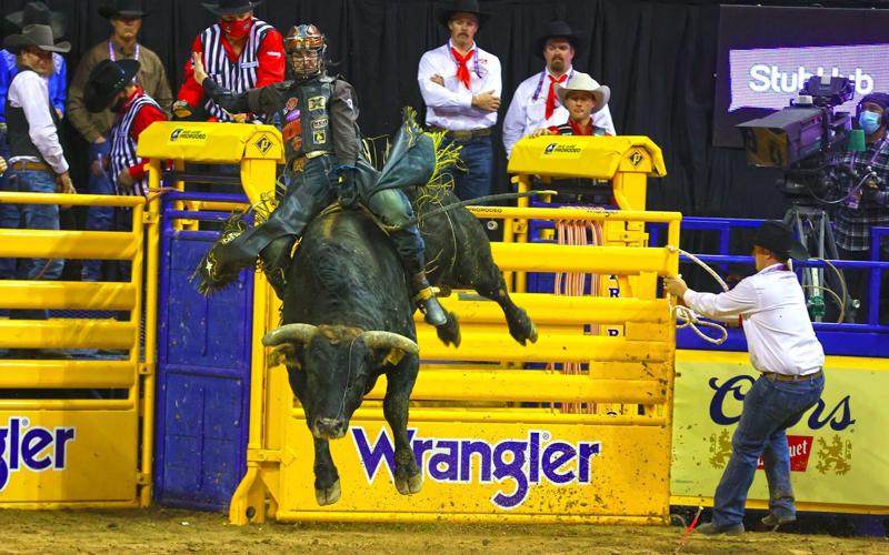 National Finals Rodeo: Edgar's Parker Breding scores 90 to win bull riding  on Day 2