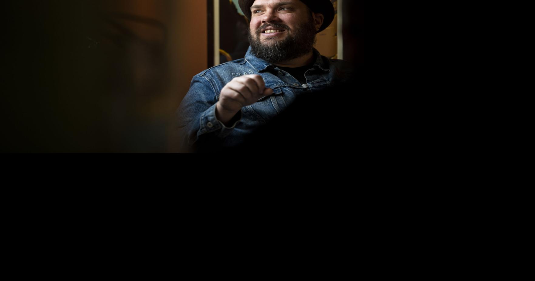 Missoula’dan bir müzisyen Roxy Music’te doğaçlama yapıyor