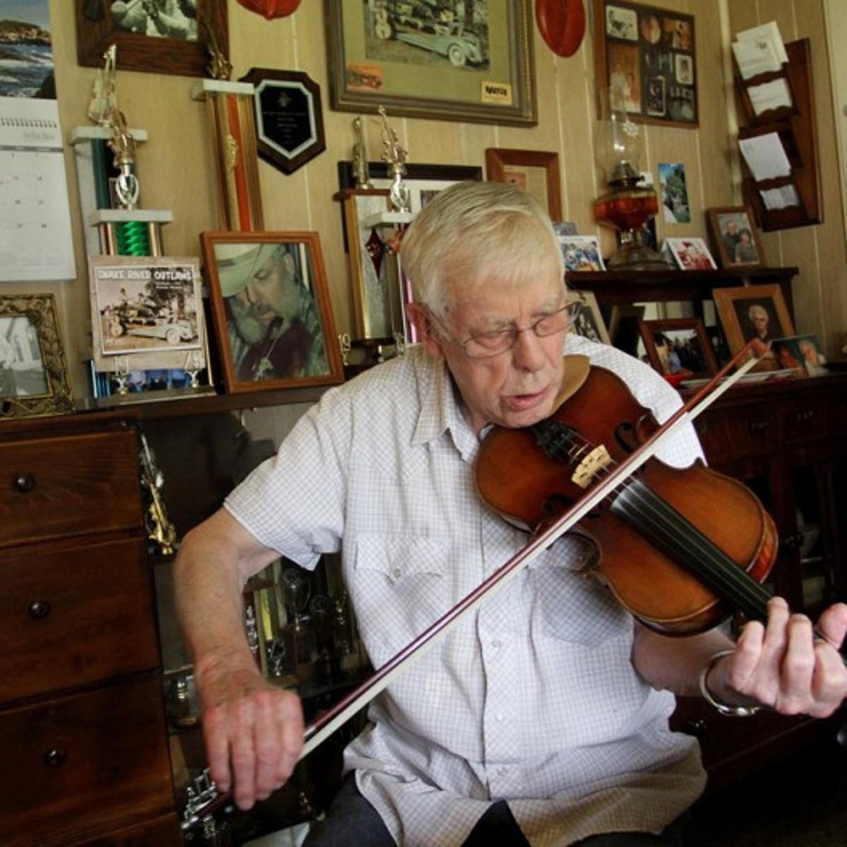 Darby S Living Legend Former Snake River Outlaws Fiddler