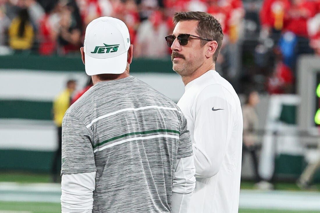 Aaron Rodgers rejoins Jets teammates for Sunday night game vs