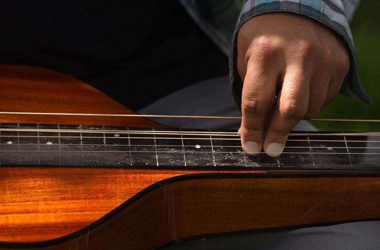 This painless guitar allows those who have given up guitar to rekindle, Guitar