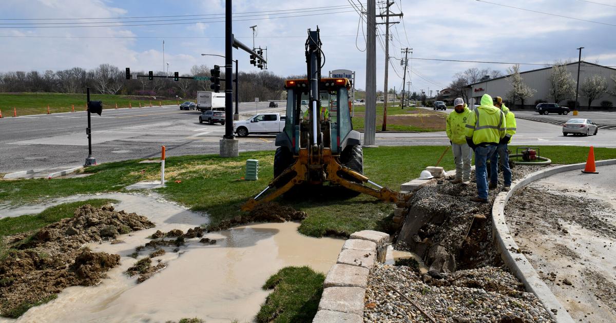 Public works crews respond to water main break