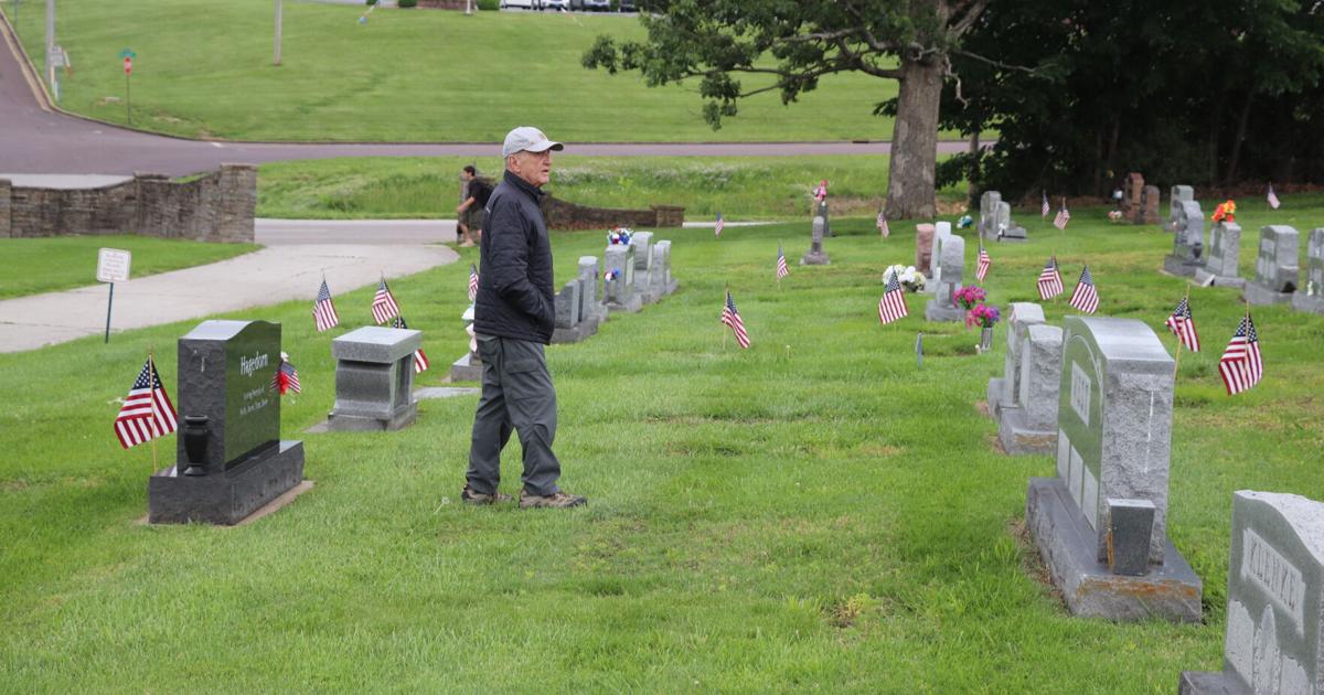 Union veteran remembers others with flags