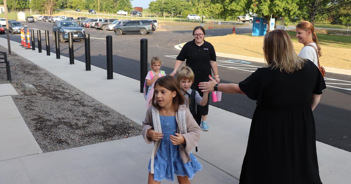 Change greets Union School District students on first day