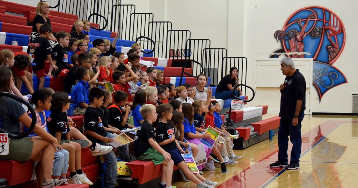 Photos: Risen Star Kennel visits Mohave Accelerated Elementary Schools