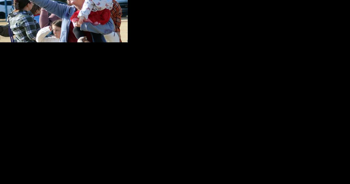 Santa and Mrs. Claus arrive by helicopter to Mohave Valley Community Park - Vimarsana News