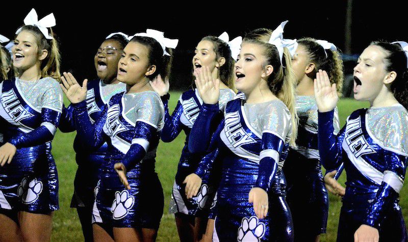 Richard Sherman danced with cheerleaders after interception