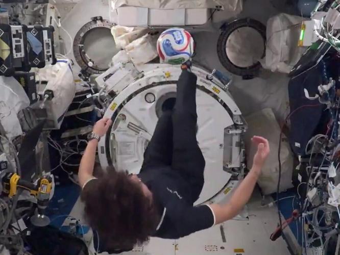 Astronaut does bicycle kick in space during soccer science lesson ...
