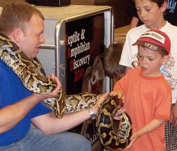 [photos] Kids pet python at the library | | moraminn.com