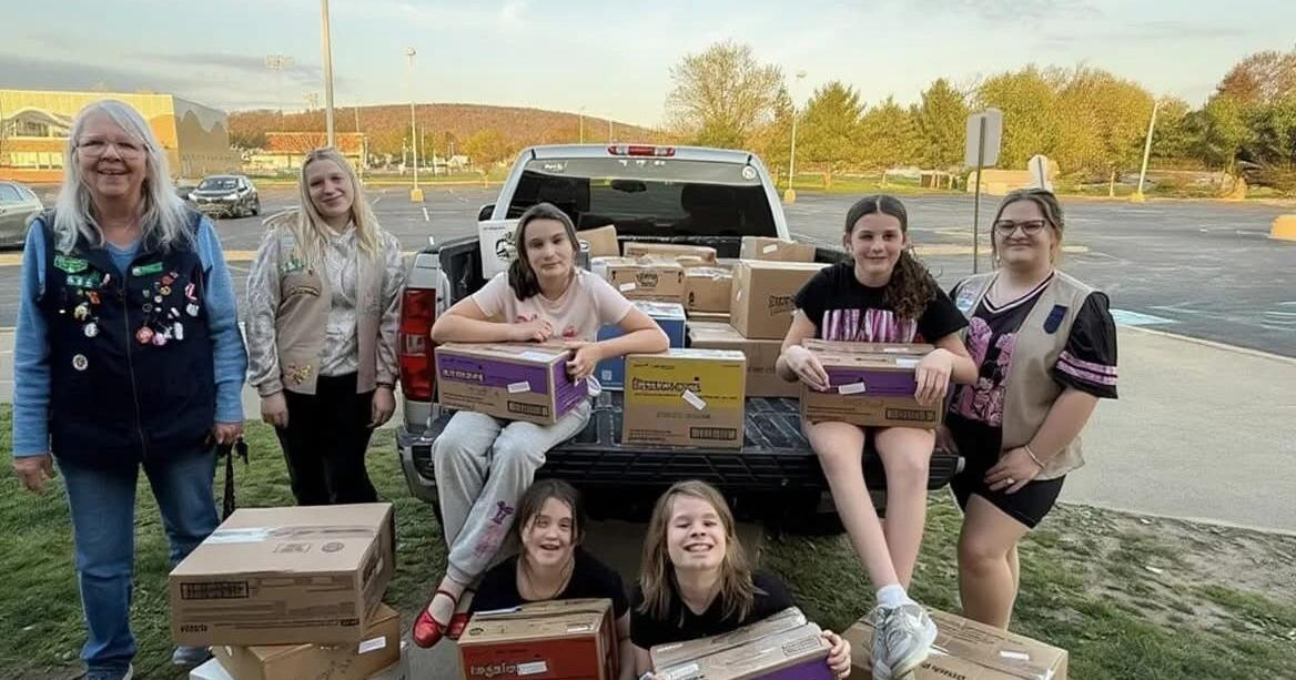 Pramuka Wanita Athena mengirimkan kue, perlengkapan ke militer luar negeri