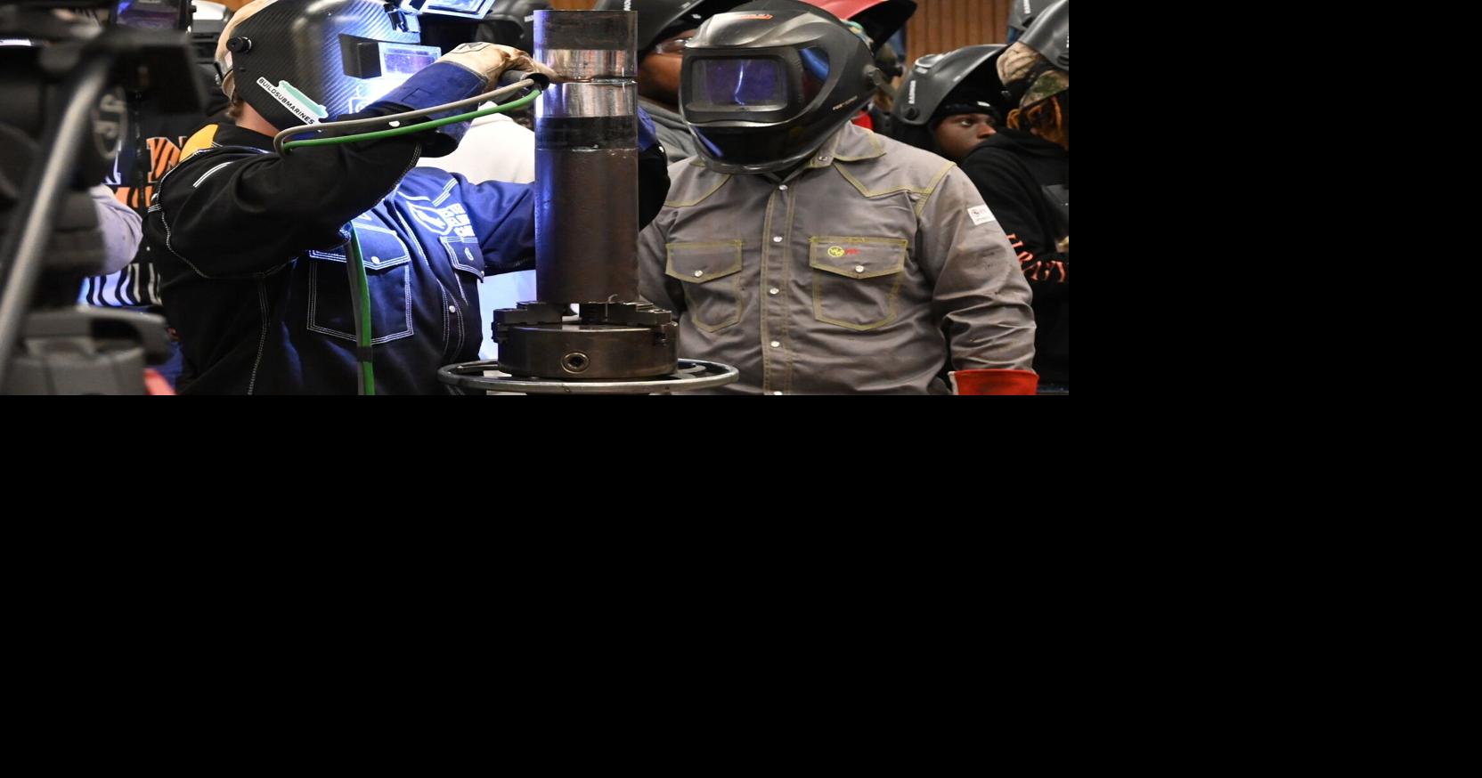 Welding tour attracts hundreds to WCCT | News | mountaineagle.com