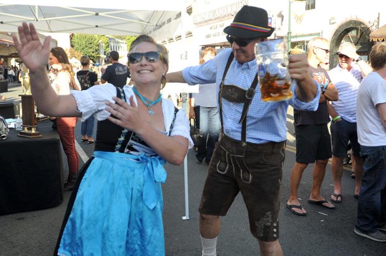 Photo gallery Beer chuggin’, weiner dog runnin’ — Placerville