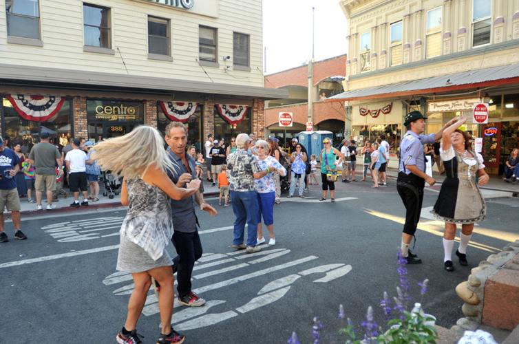 Photo gallery Beer chuggin’, weiner dog runnin’ — Placerville