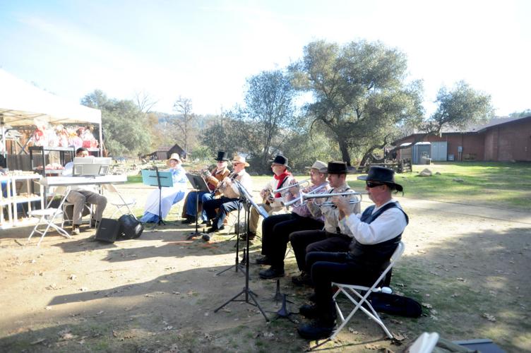Oldtime cheer at Christmas in Coloma News