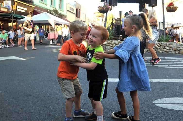 Photo gallery Beer chuggin’, weiner dog runnin’ — Placerville