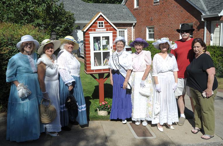 El Dorado County Roses assist with opening a little library in