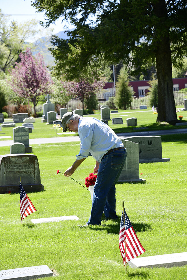 21-06-02 memorial Day Hailey cemetery 9 Roland.jpg