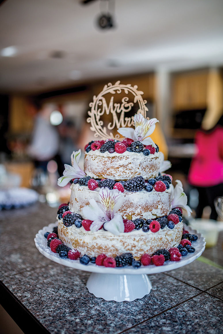 Bakers Build The Perfect Wedding Cake Special Sections Mtexpress Com
