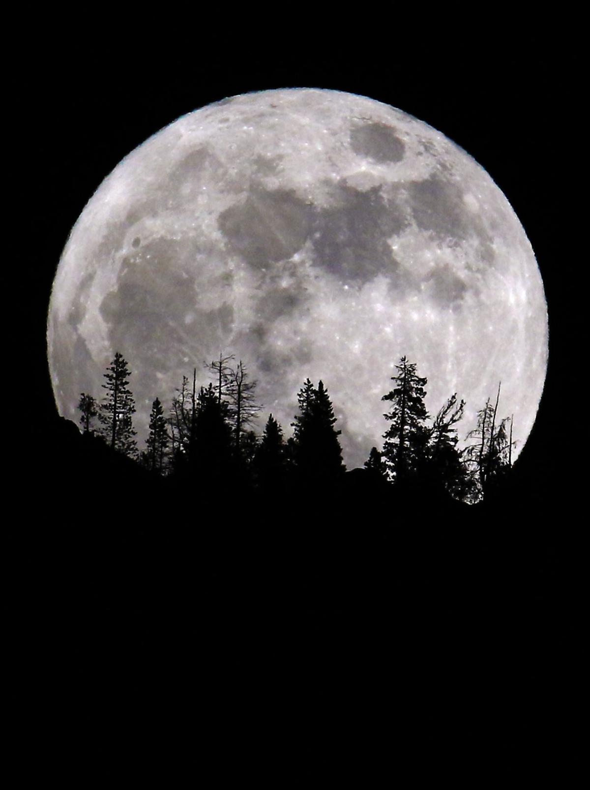 Supermoon rises over Butte