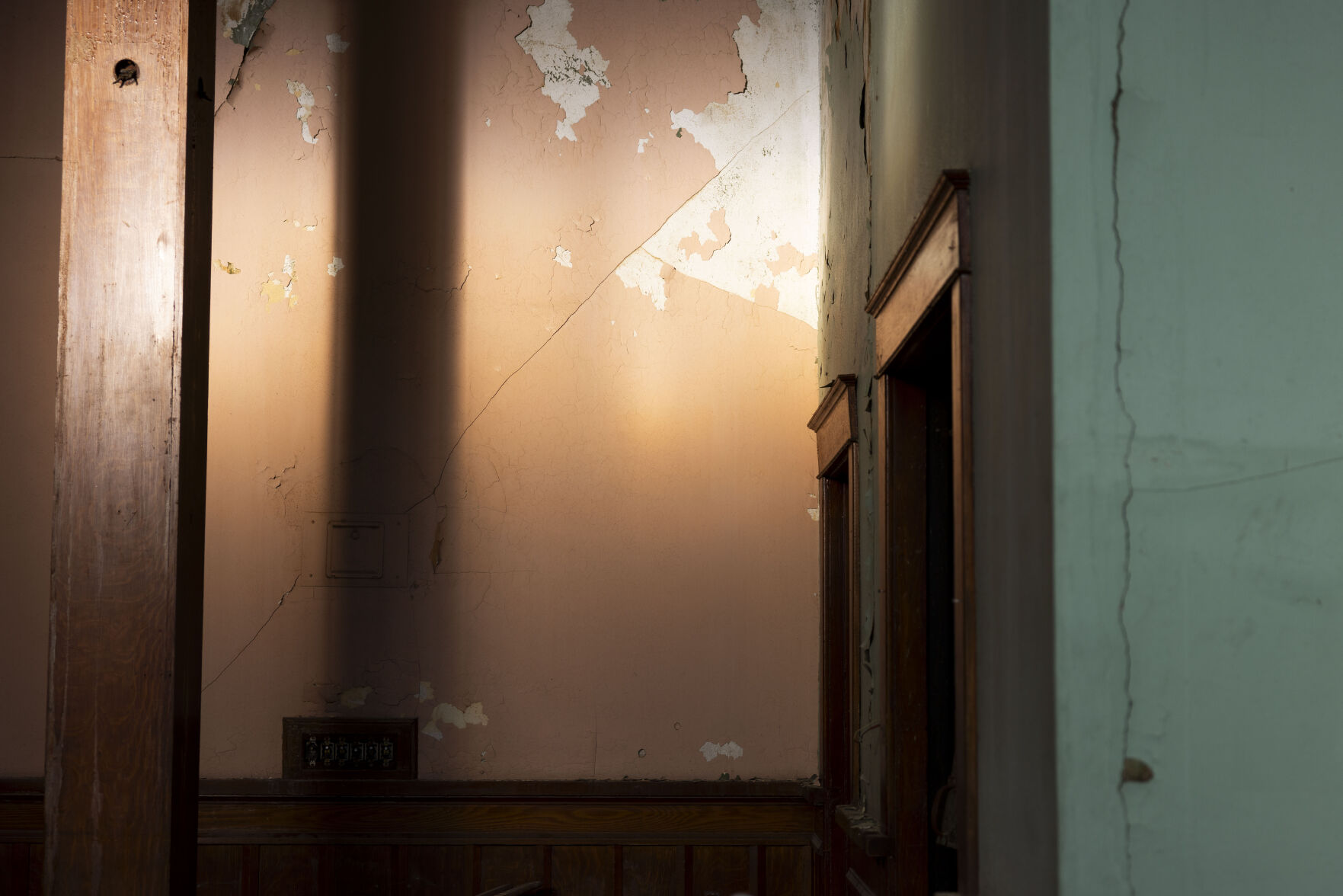 Hotel Deer Lodge backers hope to save crumbling building