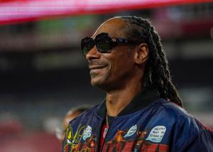 Snoop Dogg puts mind, money on bowl. Not that kind of bowl. A college football bowl game.