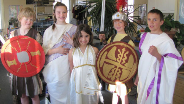 Montessori to stage 'Julia Caesar'