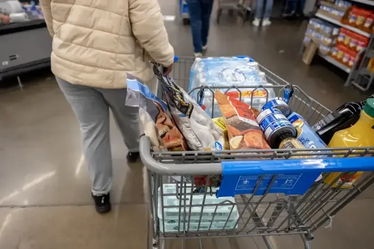 Walmart plans price cuts using tariff refunds as shoppers get skittish
