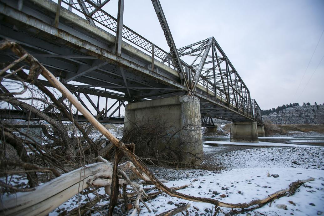 Old Yellowstone River bridge may soon collapse; river closed near span