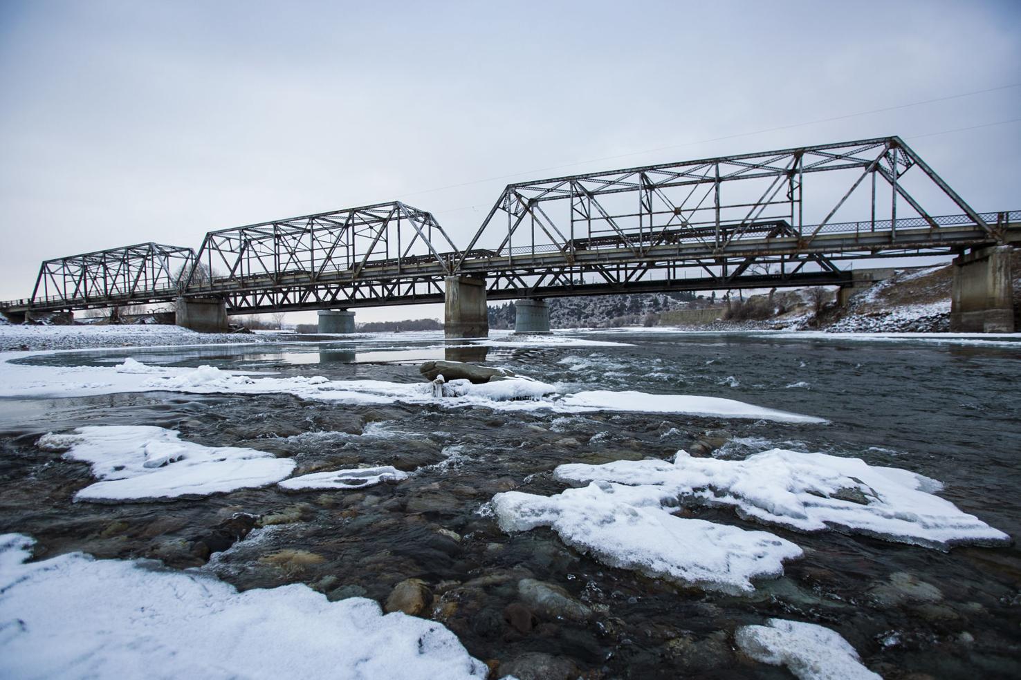 Old Yellowstone River bridge may soon collapse; river closed near span