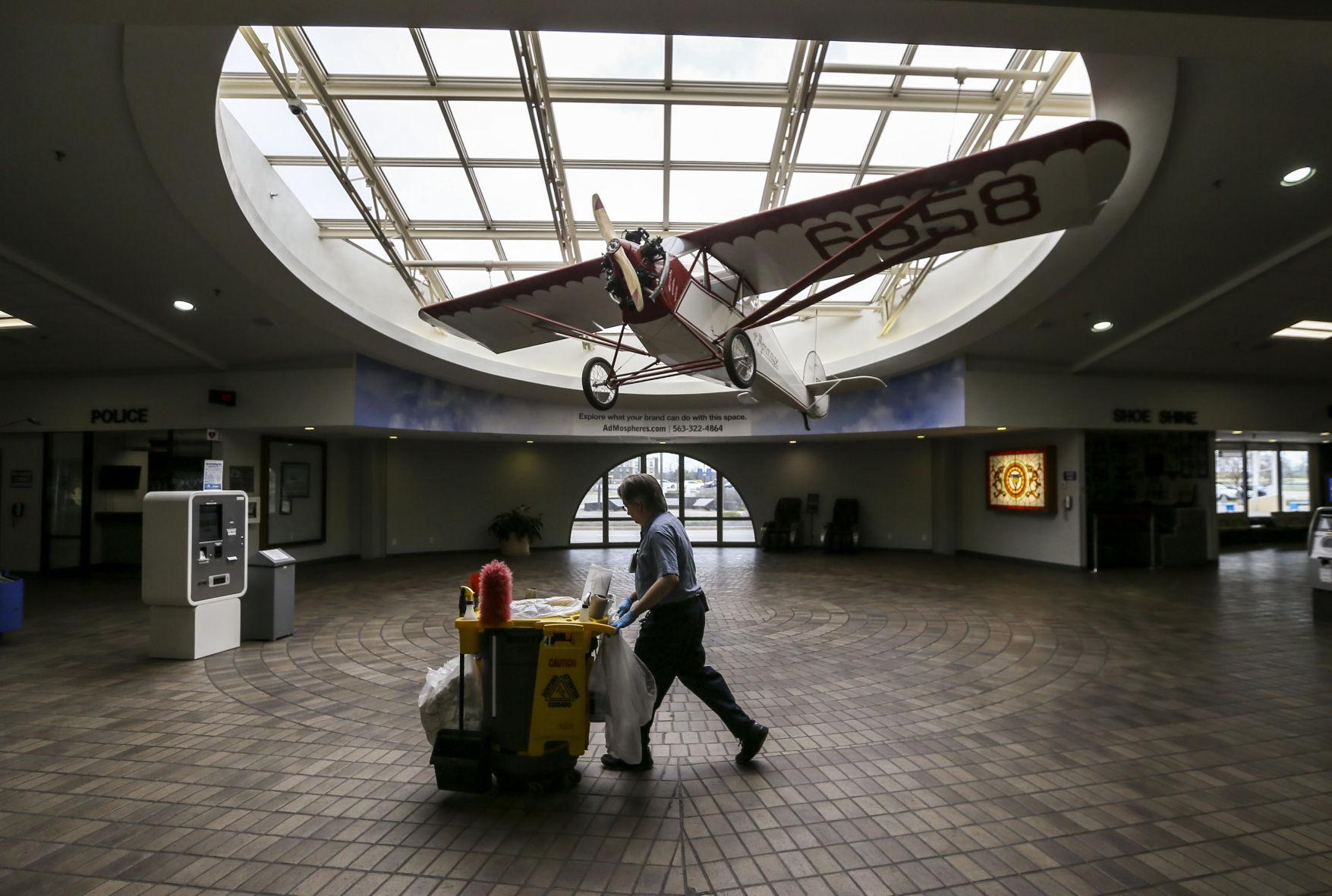 Photos Quad City International Airport in Moline