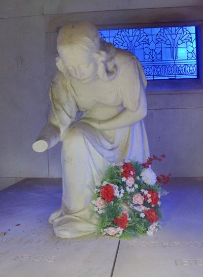 Legend comes from out of the blue: A couple #39 s final resting place gave
