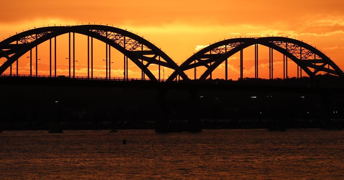 Illinois, Iowa transportation departments elect to build new Centennial Bridge