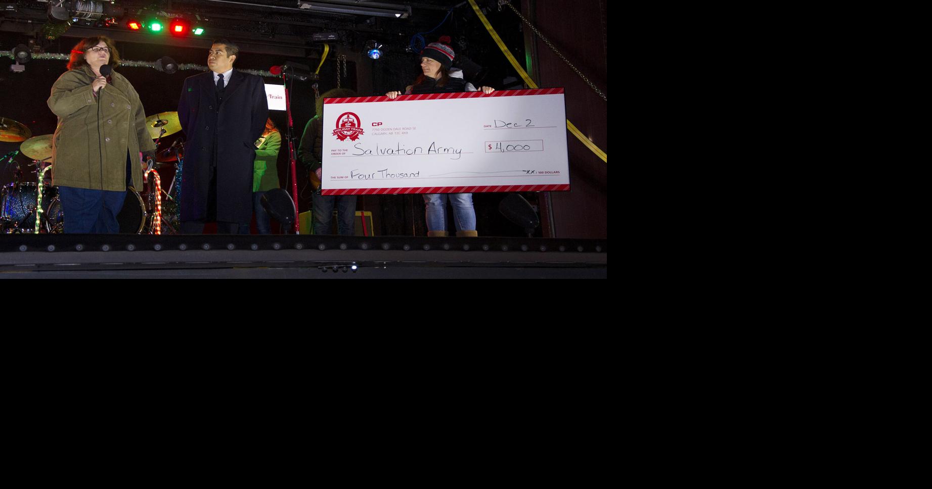 Holiday train, performances delights crowds at Muscatine Holiday Stroll