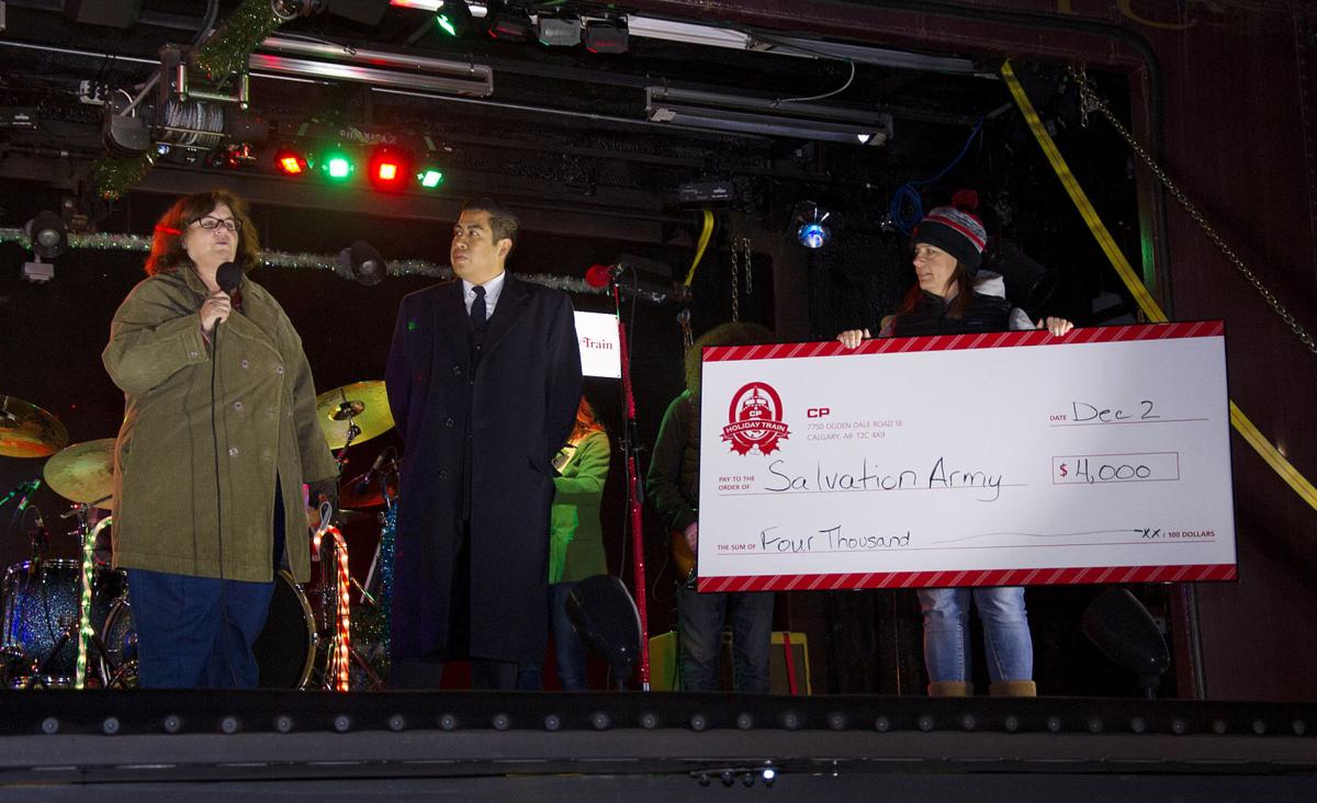 Holiday train, performances delights crowds at Muscatine Holiday Stroll