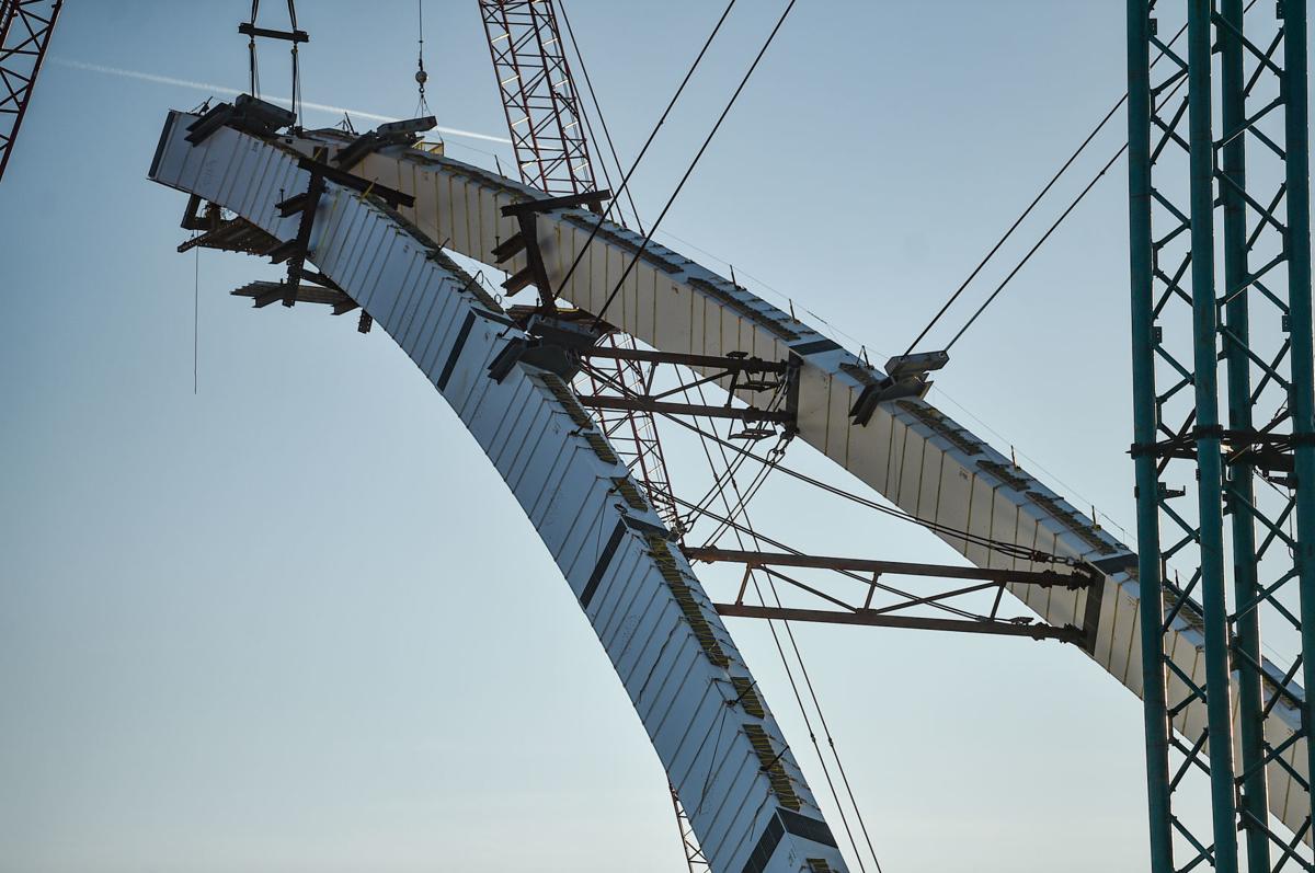 Alignment alert First I74 bridge arch strut shows Local