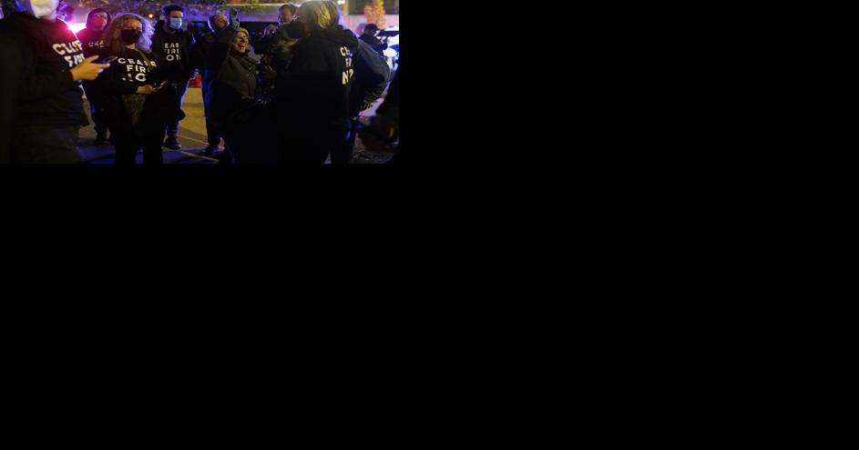 Gaza ceasefire protest erupts in violent outside DNC some lawmakers huddled in basement evacuated