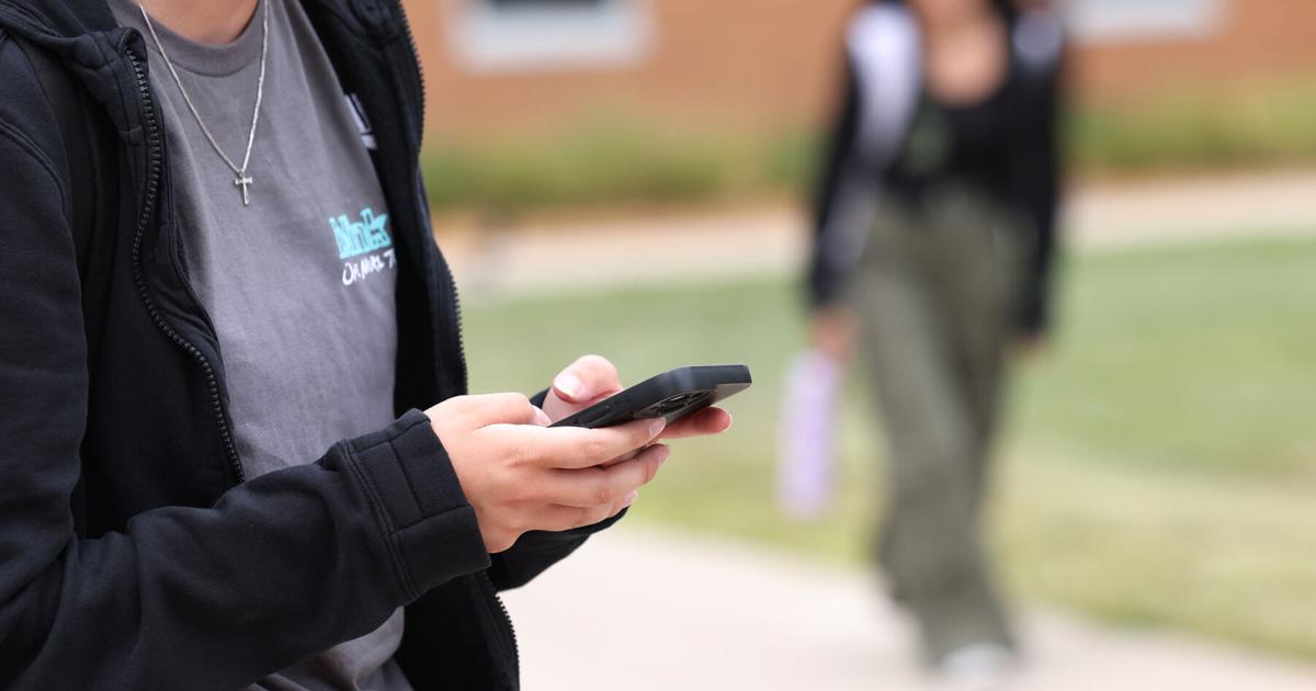 Quad-Cities schools mostly ready for Illinois phone ban