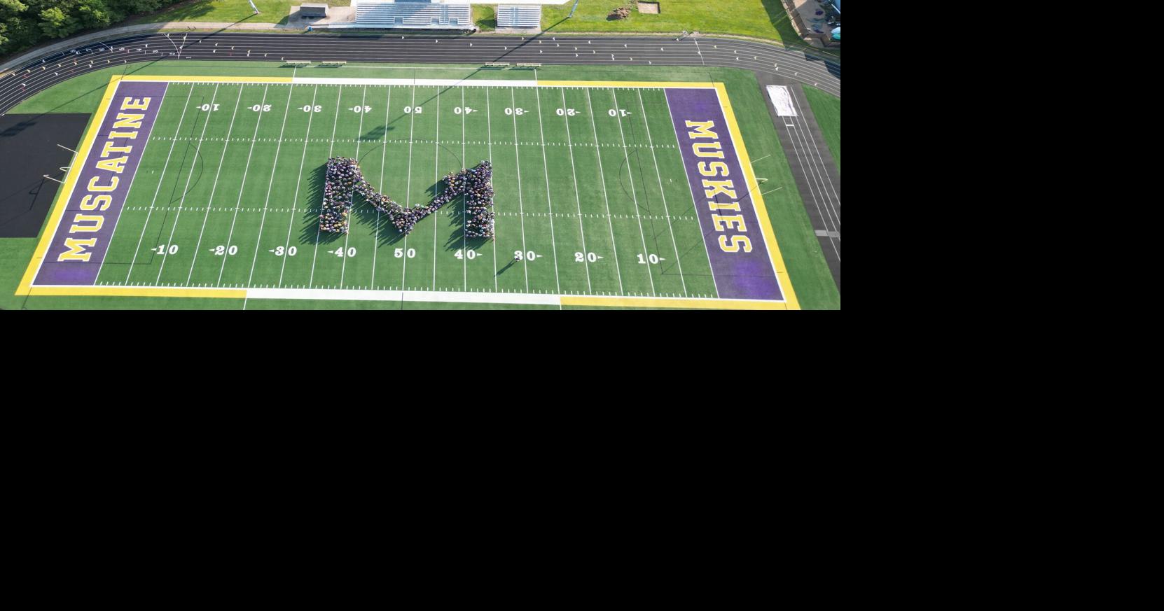 Muscatine School District staff starts the year with a photo