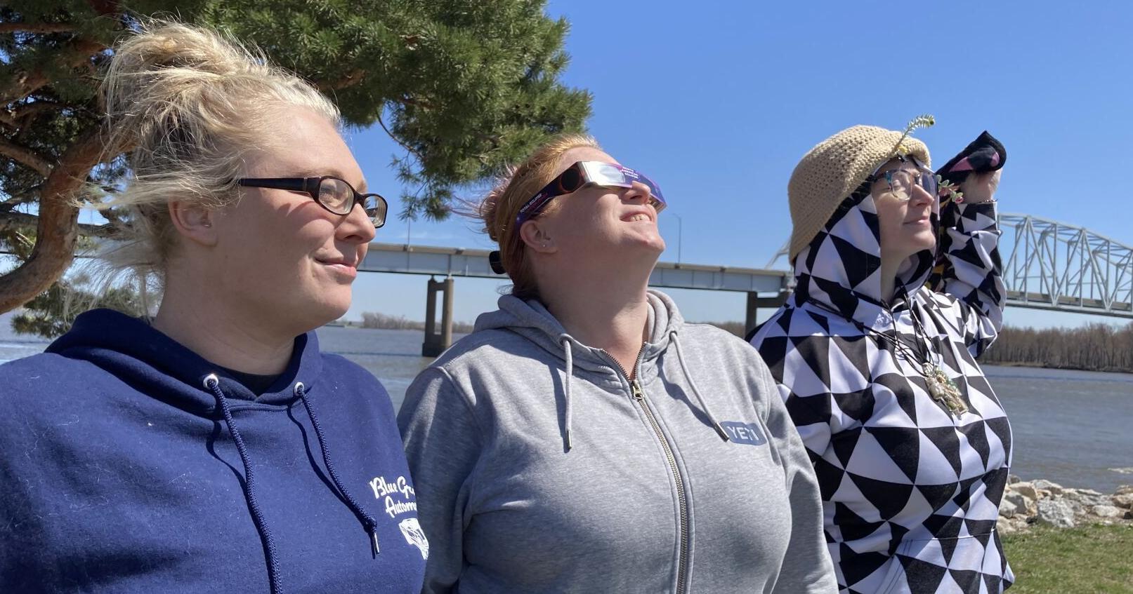 Once in a lifetime: Residents gather at Muscatine riverfront to watch eclipse - Vimarsana News
