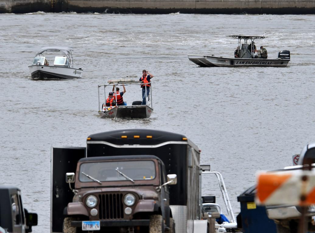 Crews find body of man who fell into the Mississippi River near Lock