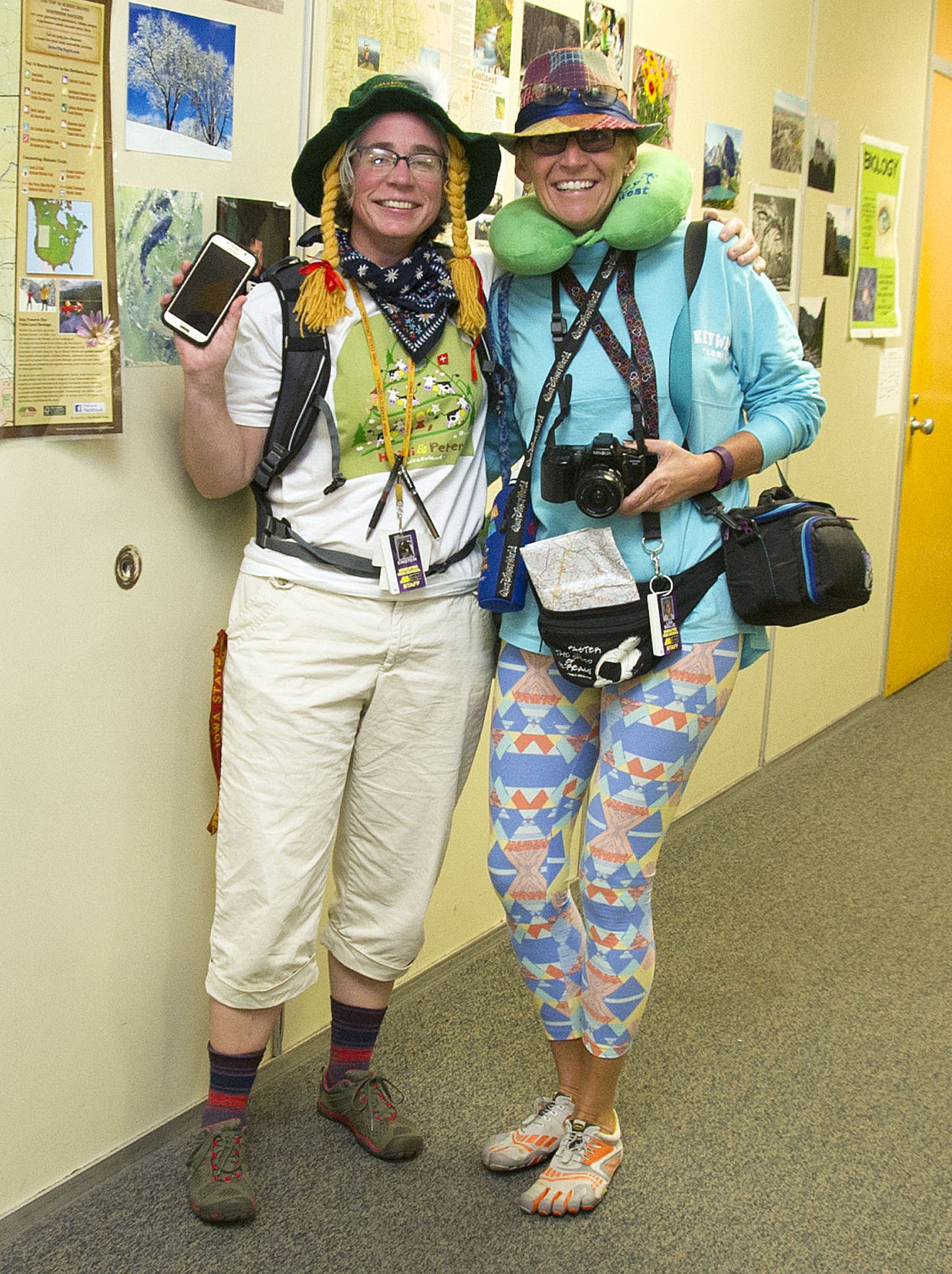 how do tourist dress