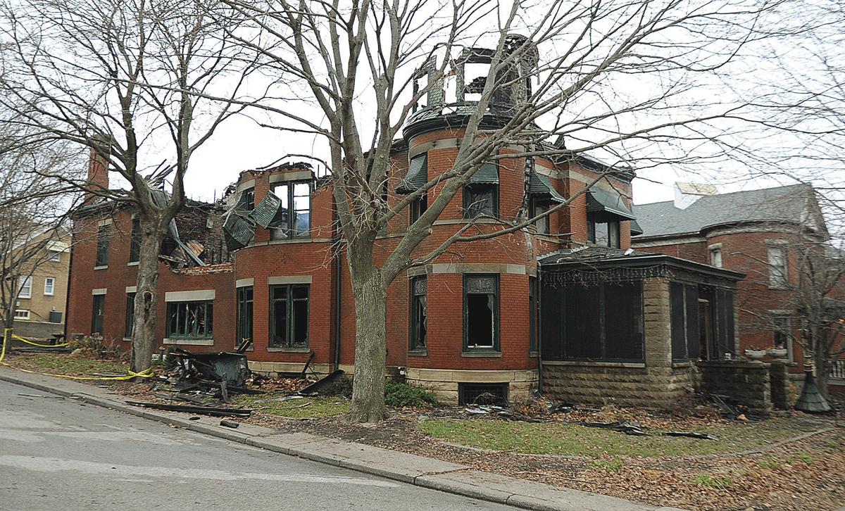 Public gathers as Muscatine landmark is demolished Muscatine