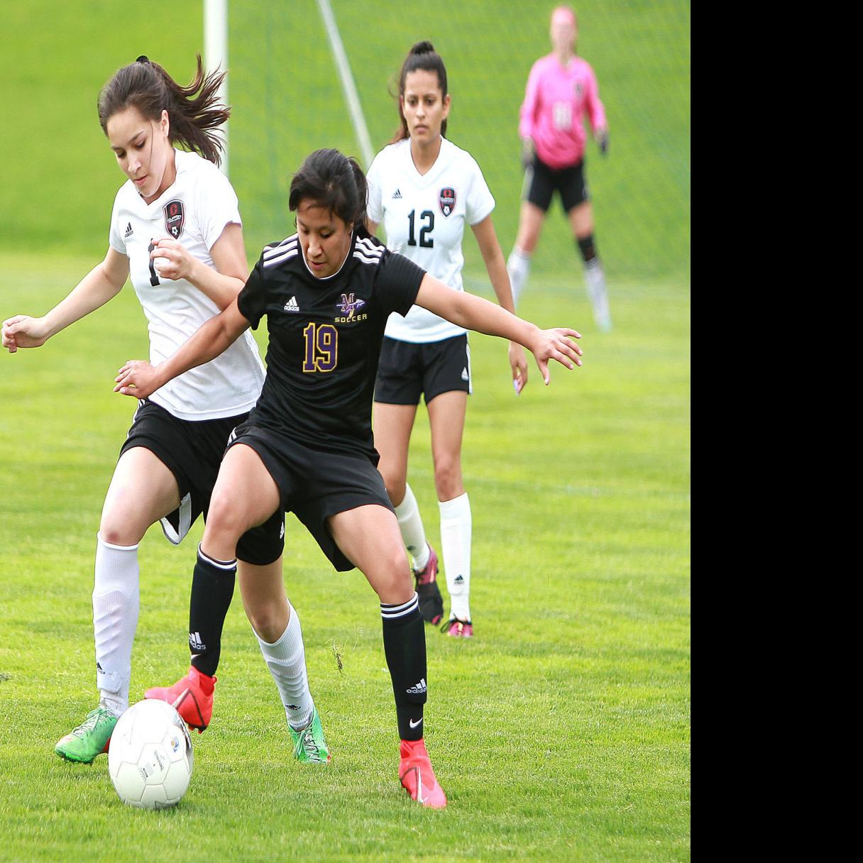 Muscatine Cruises Past Clinton Sets Up Matchup With Linn Mar