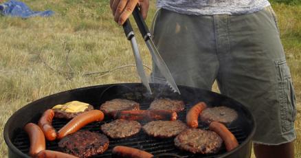 با آغاز فصل گرما و افزایش دورهمیهای خانوادگی در حیاط خانه، آتشنشانی Muscatine تأکید میکند که رعایت نکات ایمنی در کبابپزی اهمیت فراوانی دارد تا از بروز آتشسوزی، آسیب و خسارت جلوگیری شود.