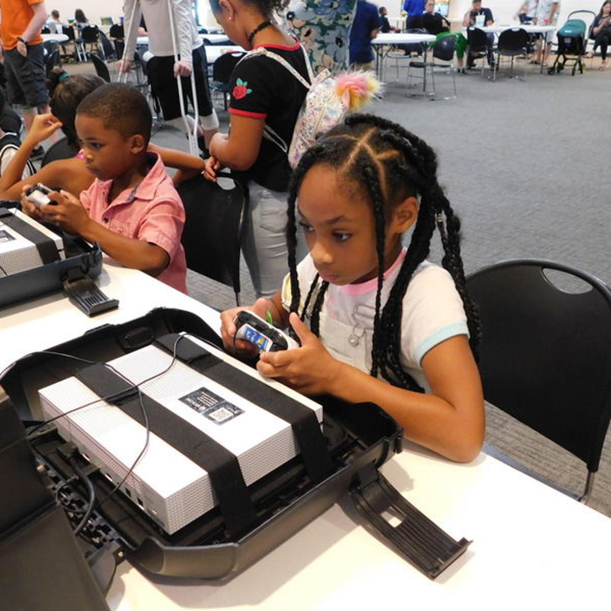 Parents Children Enjoying Playing Video Games At Steamcon News Fg Tv Playing Roblox Fg Tv Playing Roblox Parents Children Enjoying Playing Video Games At Steamcon News